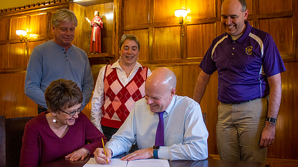 President Cech signing the 3-2 Engineering Mathematics partnership agreement with the University of Notre Dame.