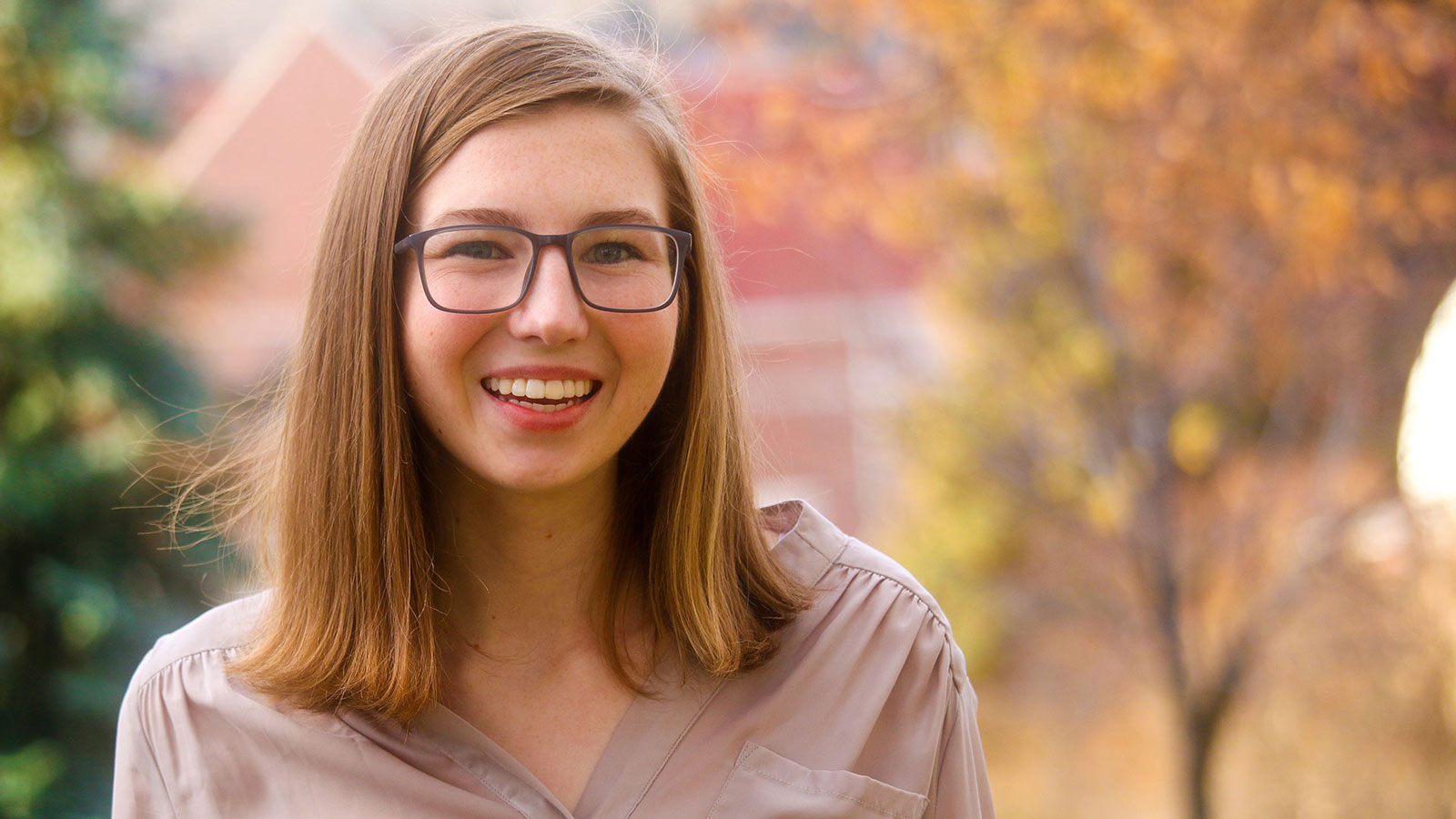 Photo Portrait of Kelly Taft Outside